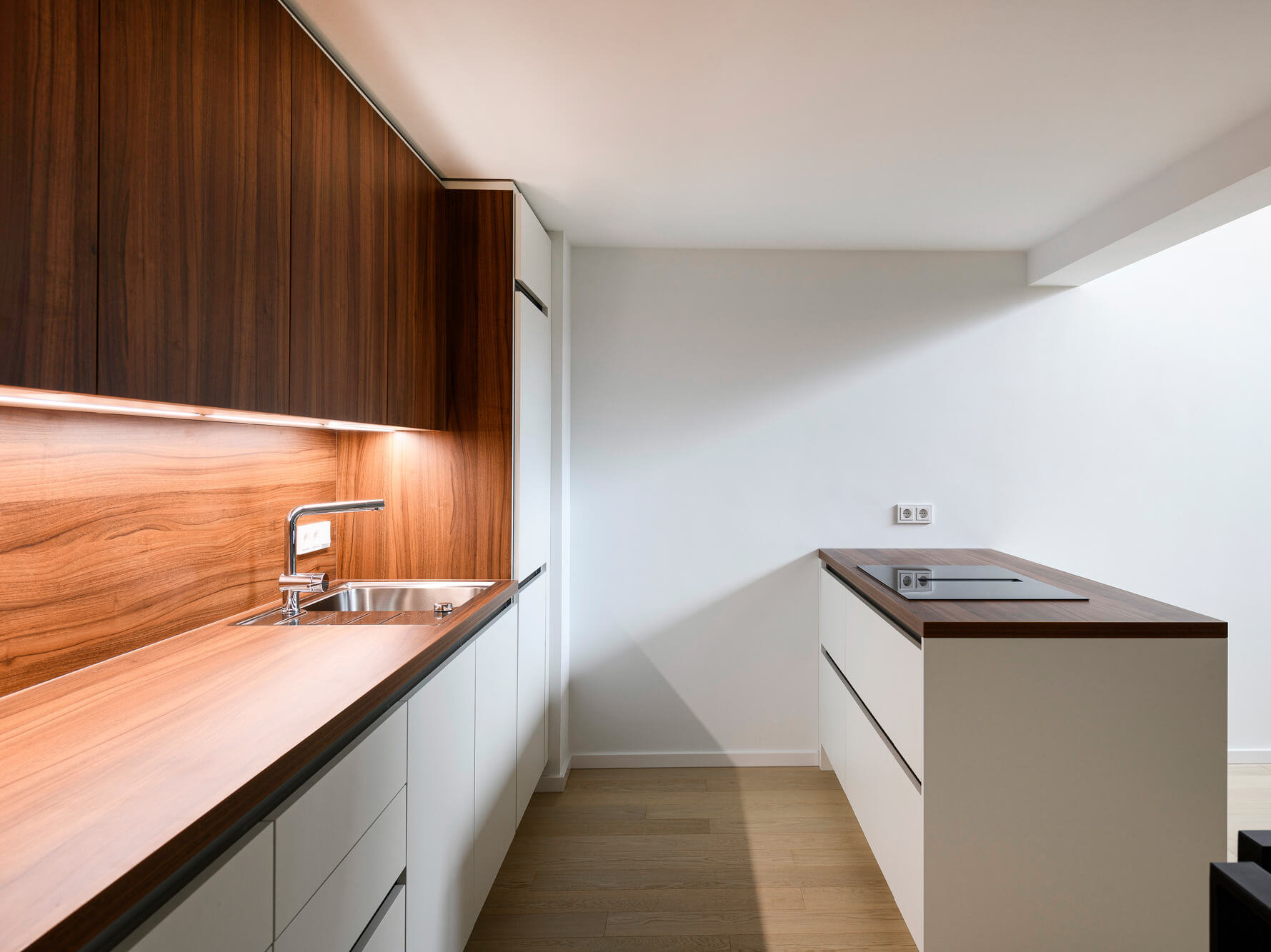 Einbauküche mit Kochinsel in Wohnung GL.11 im Neubau Van B, München Schwabing