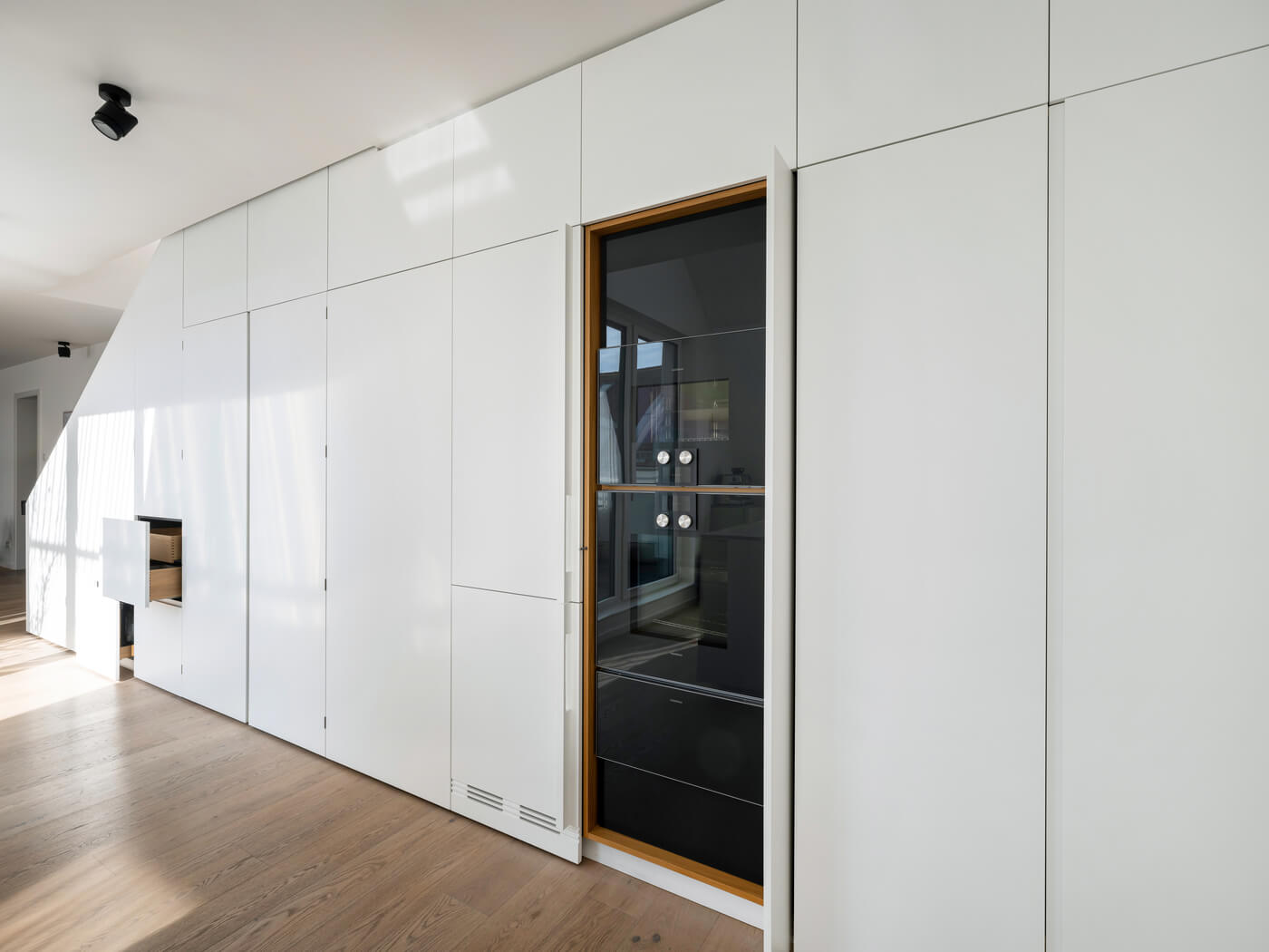 Eigentumswohnung W1.16 im Bereiteranger mit raumhohen weißen Kücheneinbauten: