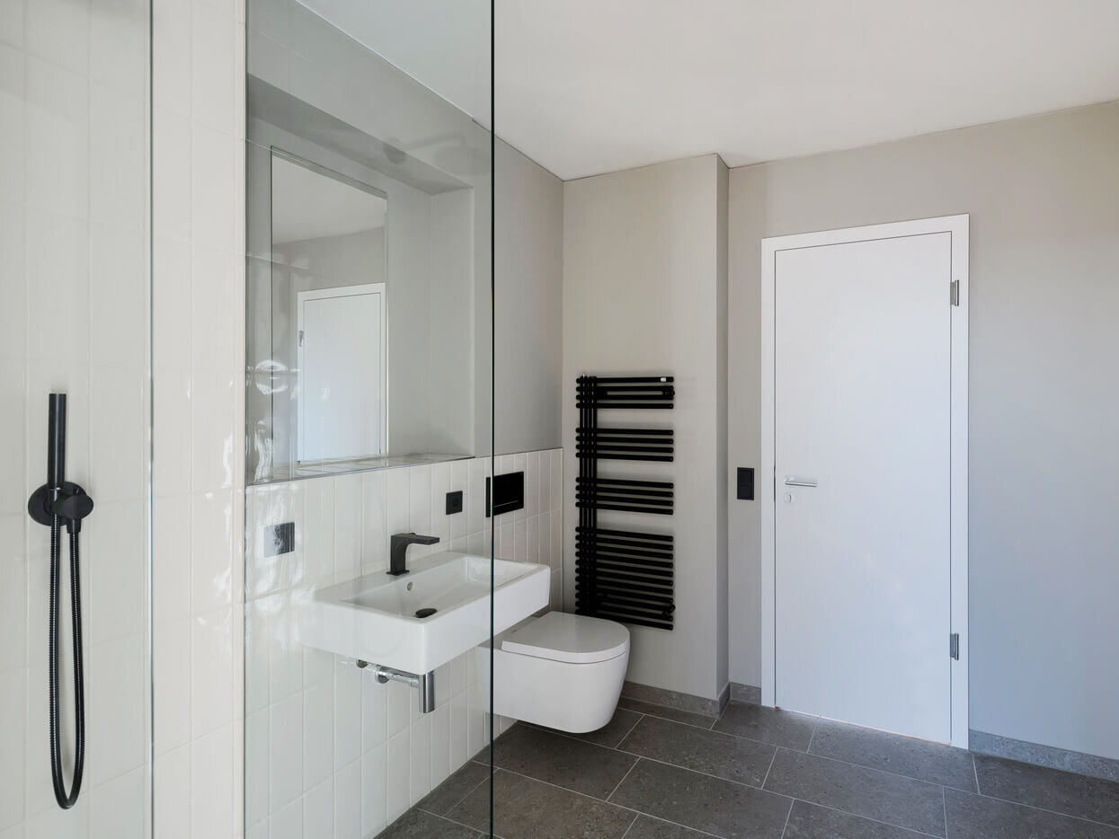 Bad der Kupa-Mietwohnung D.23 in München-Pasing mit Glas-Dusche und Waschtisch