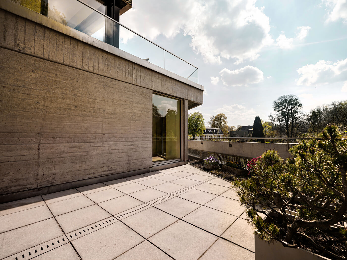 Terrasse mit Pflanzen der Wohnung W.10 im Baudenkmal REDUKT München-Nymphenburg