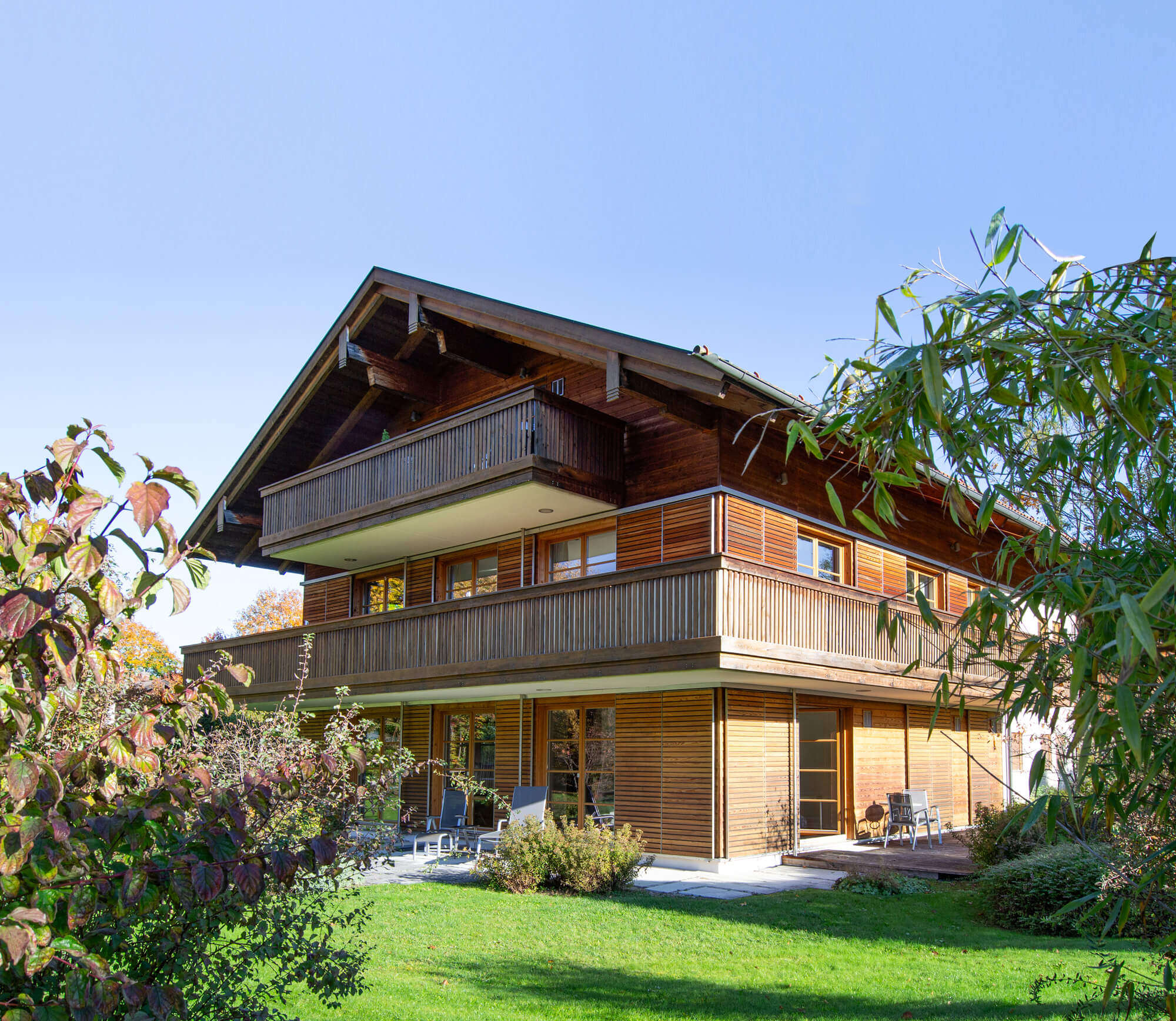 Fassadenansicht des Landhaus Wallbergblick in Rottach-Egern mit Balkon, Garten und Blick auf den Wallberg nahe dem Tegernsee