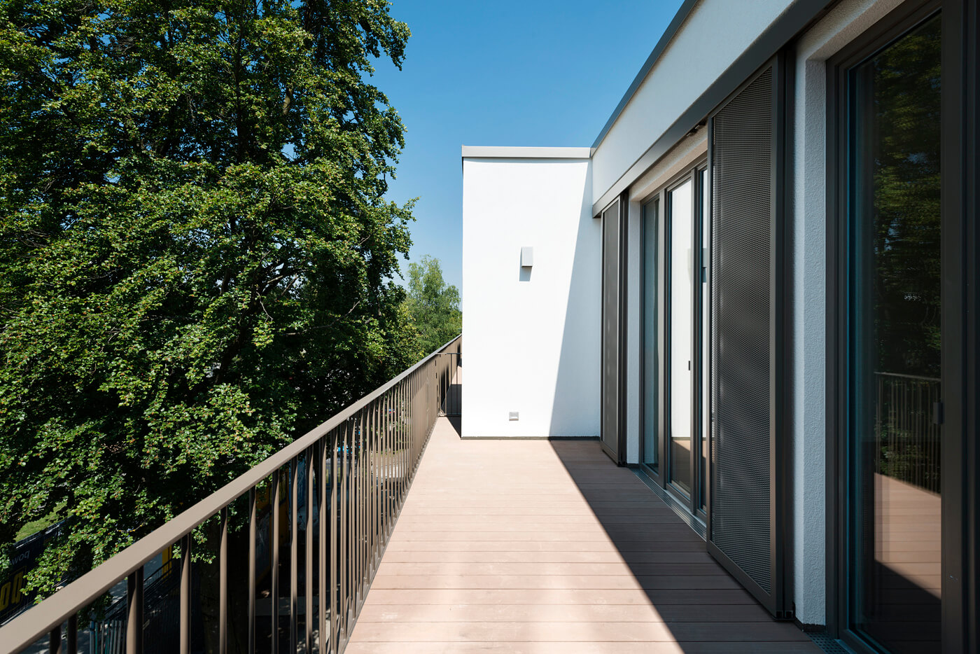 Terrasse einer Wohnung in der Sankt-Magnus-Straße 31 mit Blick ins Grüne.