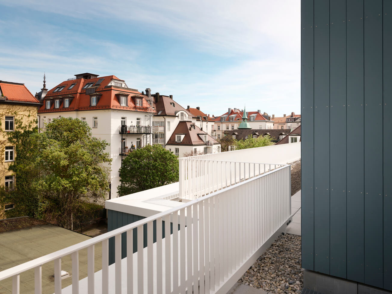 Aussicht von der Terasse im Hofhaus des Neubauprojekts VINZENT in München-Neuhausen