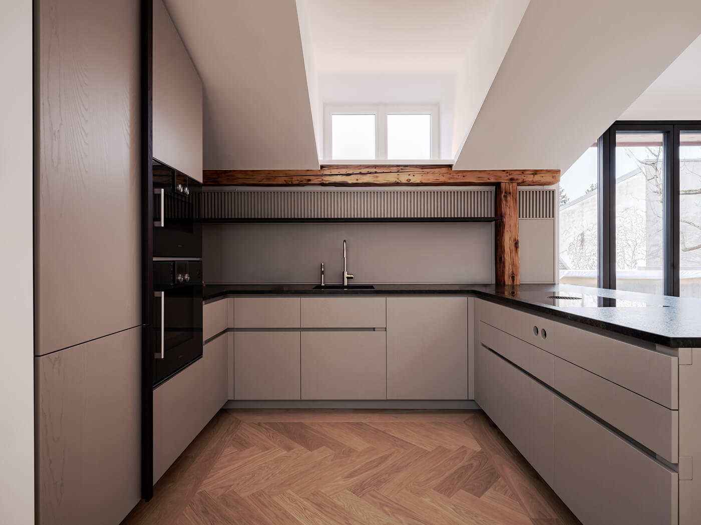 Schreiner-Einbauküche mit Markengeräten in der Bürofläche im Ensemble Amalie