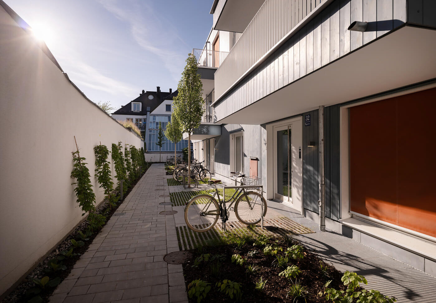Fassade des Hofhauses mit Eingängen im Neubau VINZENT, München Neuhausen