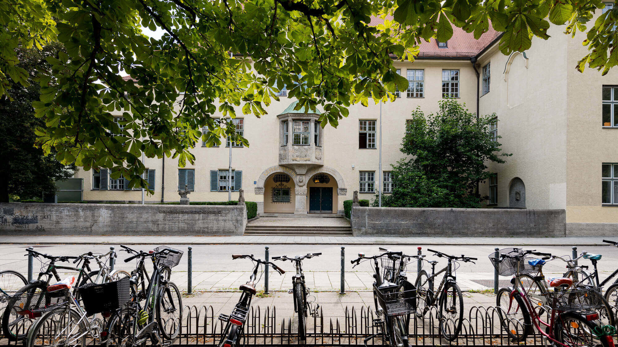 Fassade des Gymnasiums in München Pasing