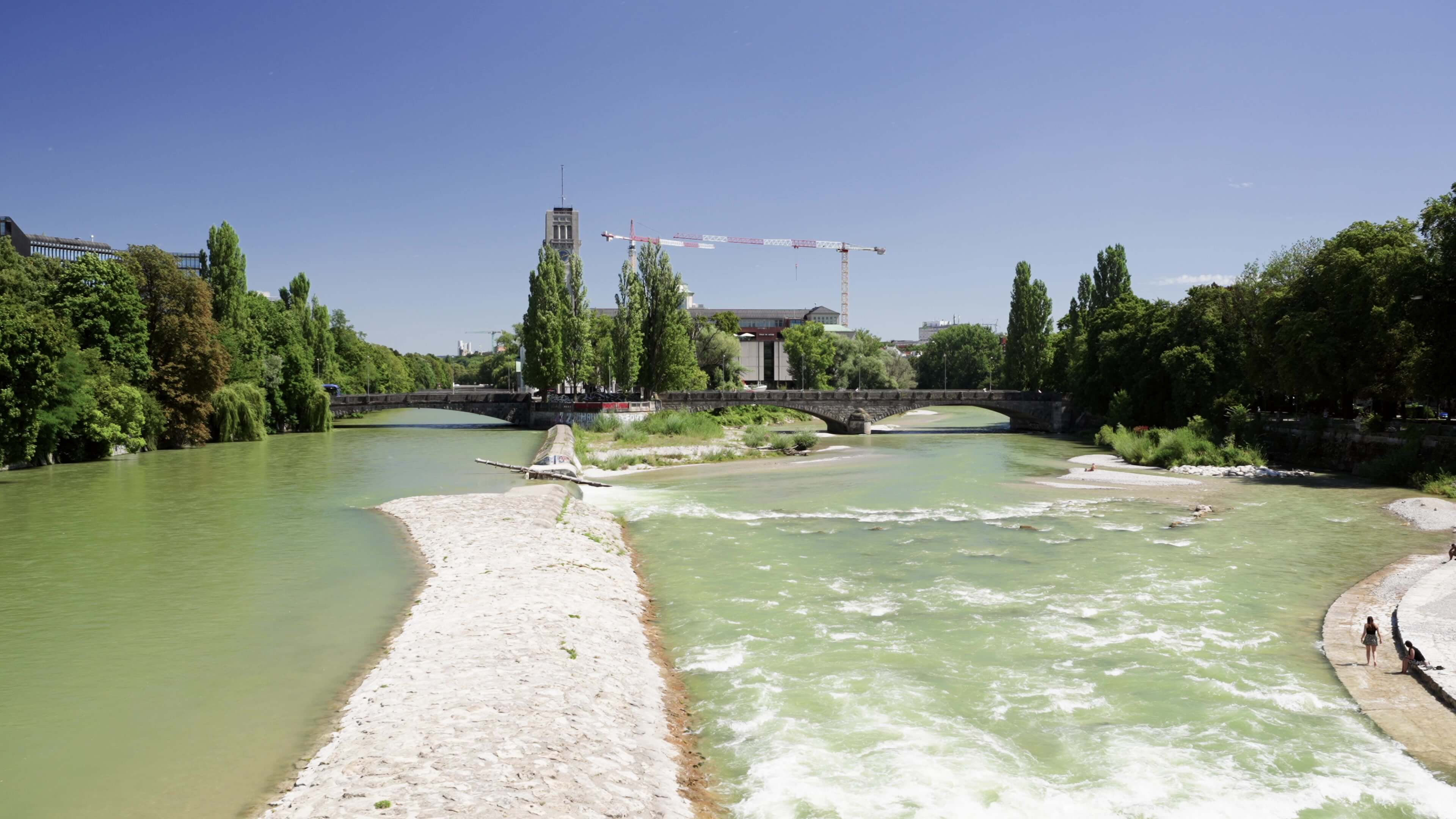 Isar mit Kiesufer nahe Neubau Haus Claude, München Untergiesing