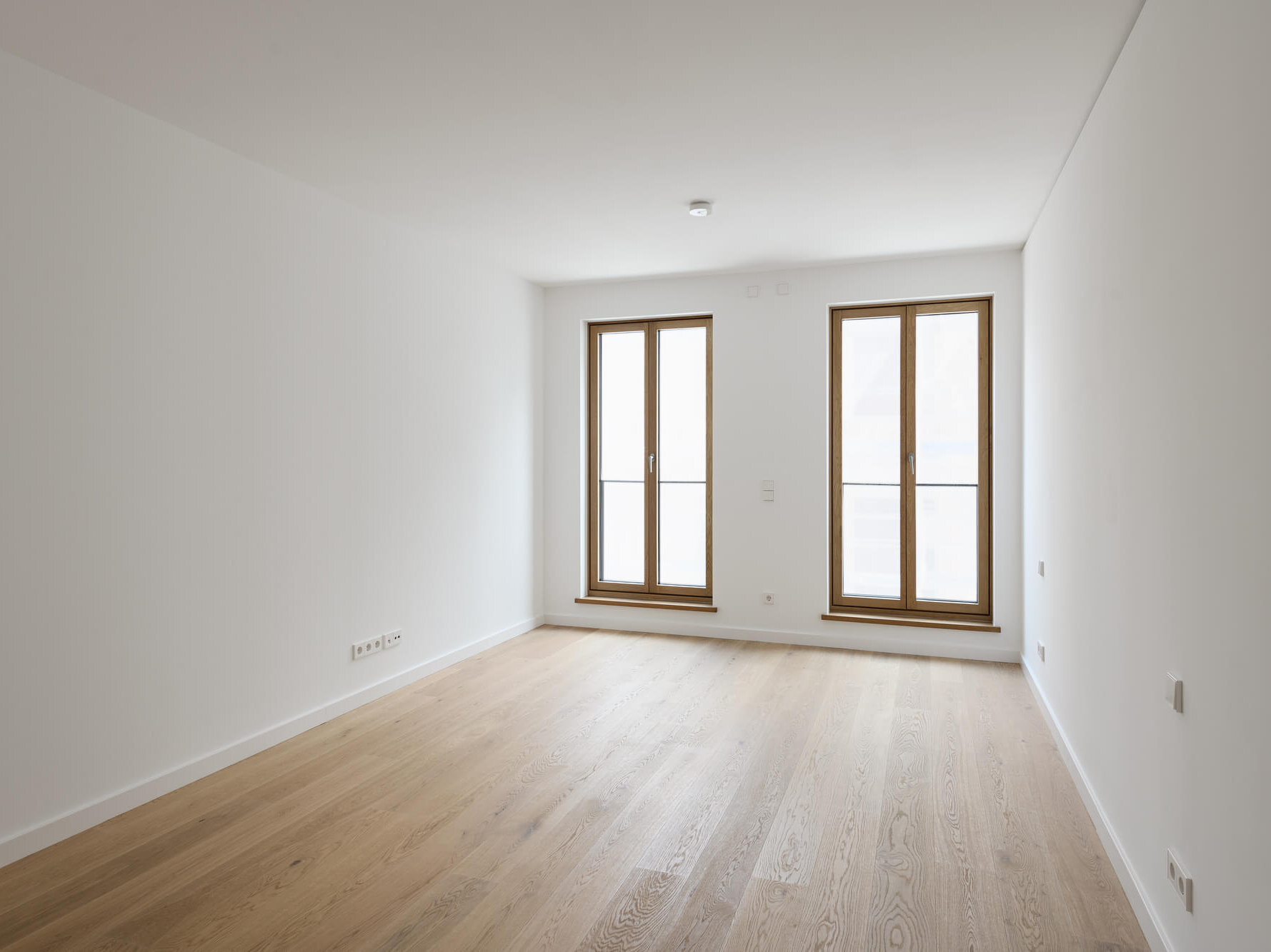 Schlafzimmer mit zwei Fenstern in Wohnung W1.3, Amalie München Maxvorstadt