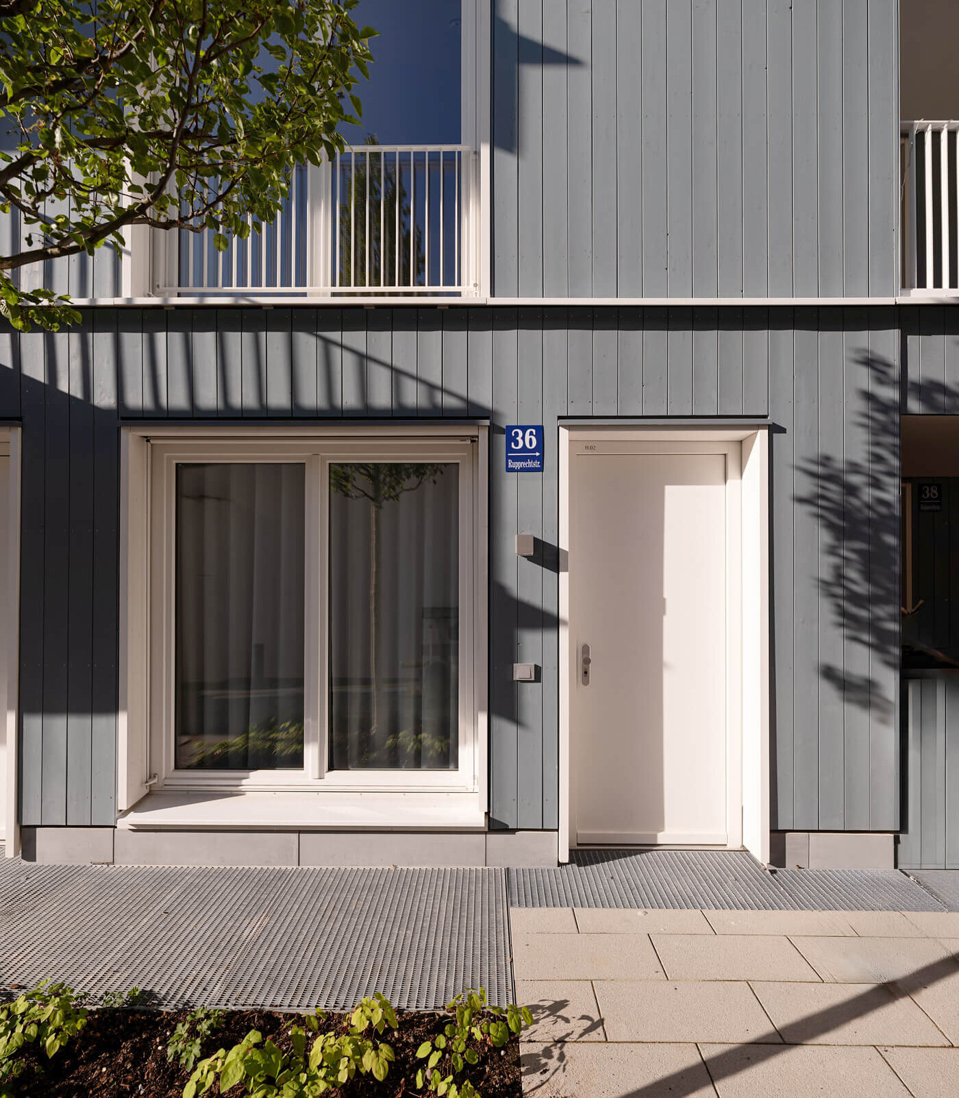 Fassade mit Balkonen im Hofhaus des Neubauprojekts Vinzent München-Neuhausen