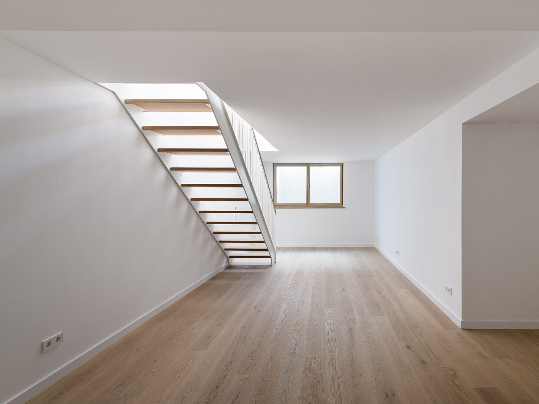 Atelier A.2.8 in der Maxvorstadt, Büro im UG mit Parkett, Treppe zum OG, Fenster