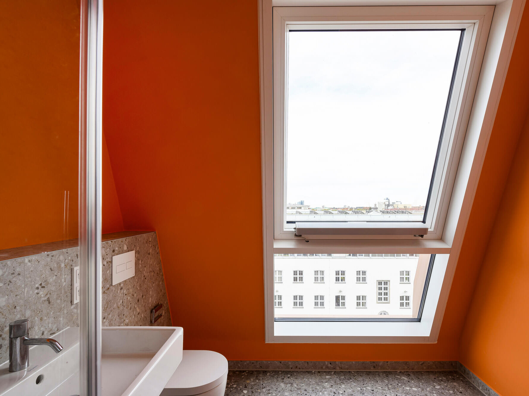 Bad mit Dachfenster und Blick über Schwabing in der Van B Rooftop Flat