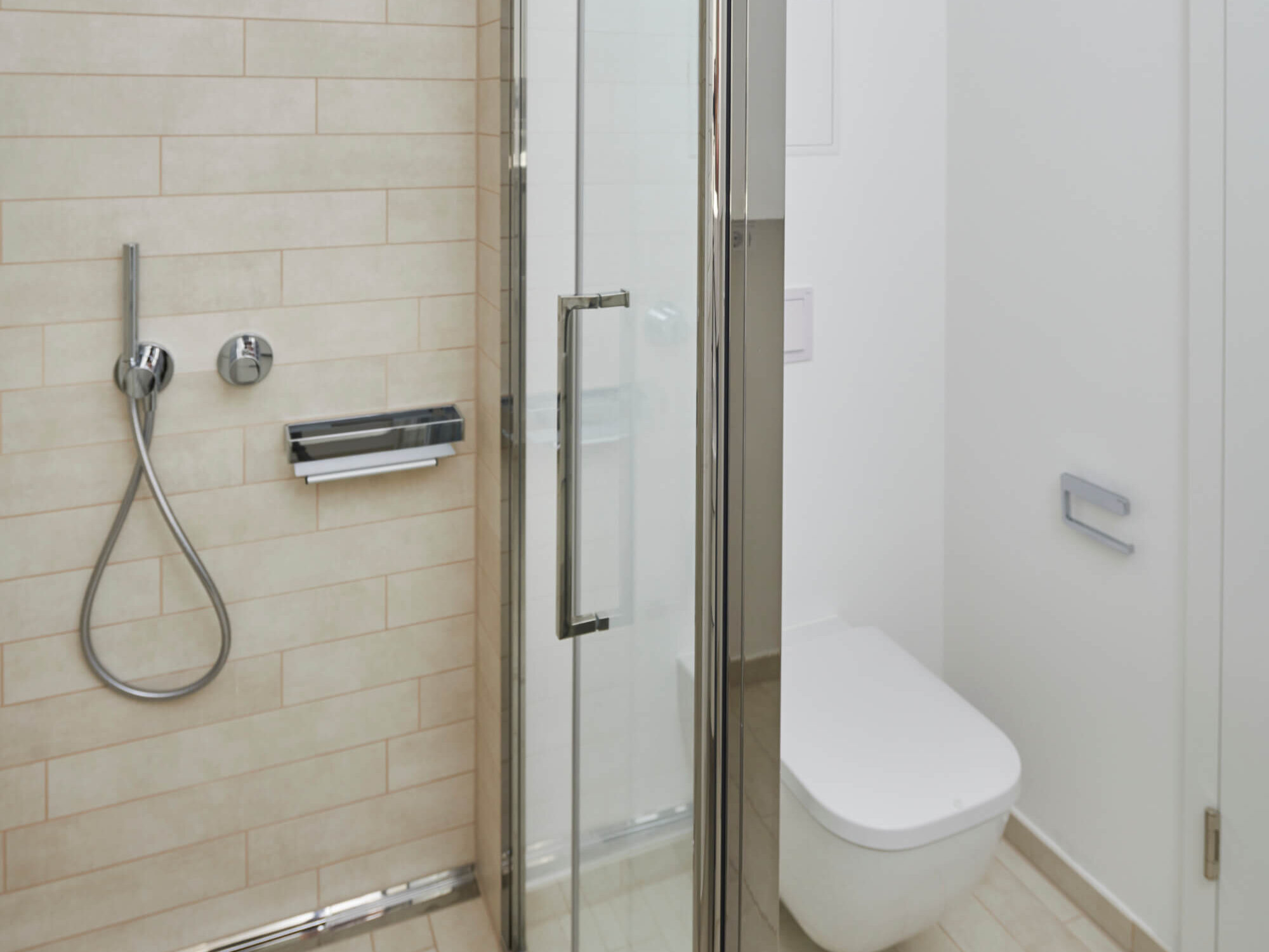 Bad mit Dusche und WC in Mietwohnung WAVE in Berlin-Friedrichshain