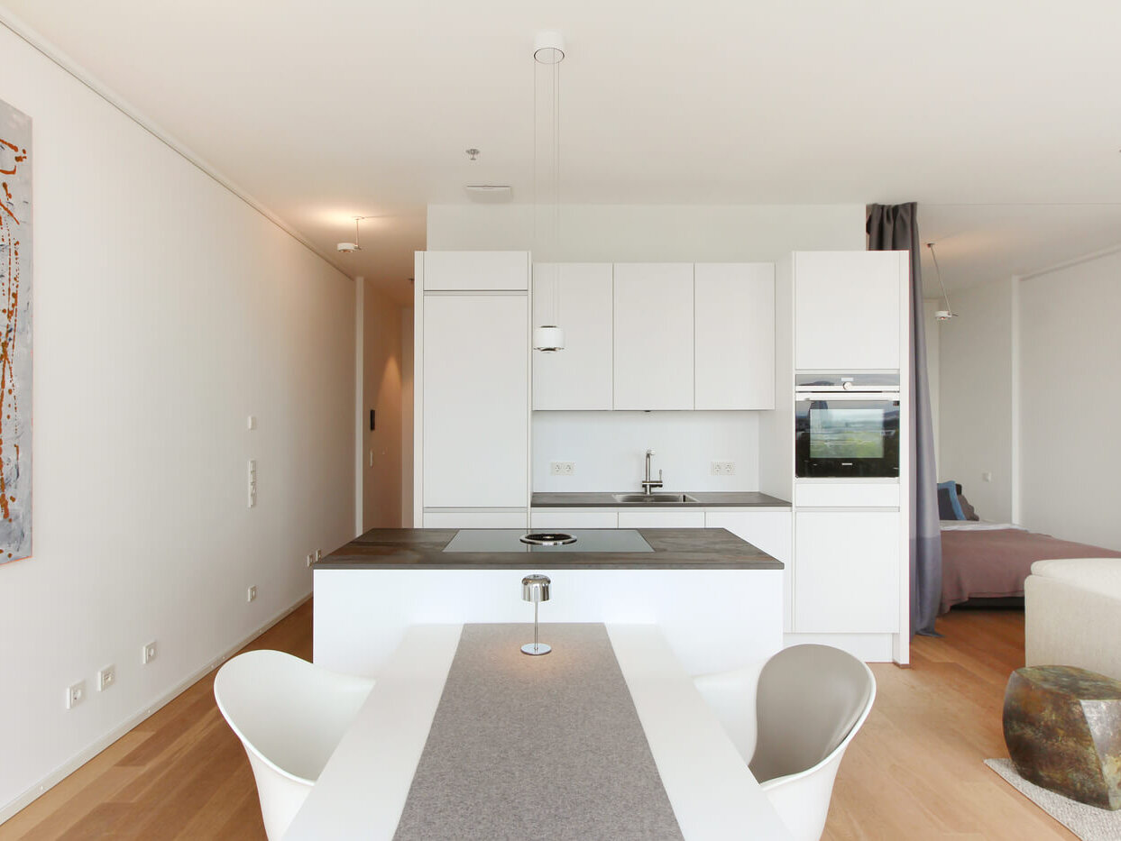 Küche mit Esstisch in Neubauwohnung FRIENDS L4.10 in München-Neuhausen