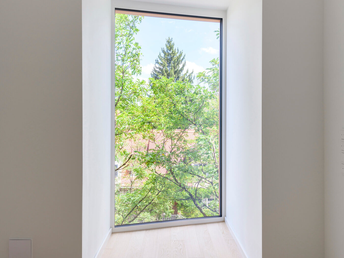 Fenster vor Bäumen in Mietwohnung A.85 im Neubau Van B, München Schwabing