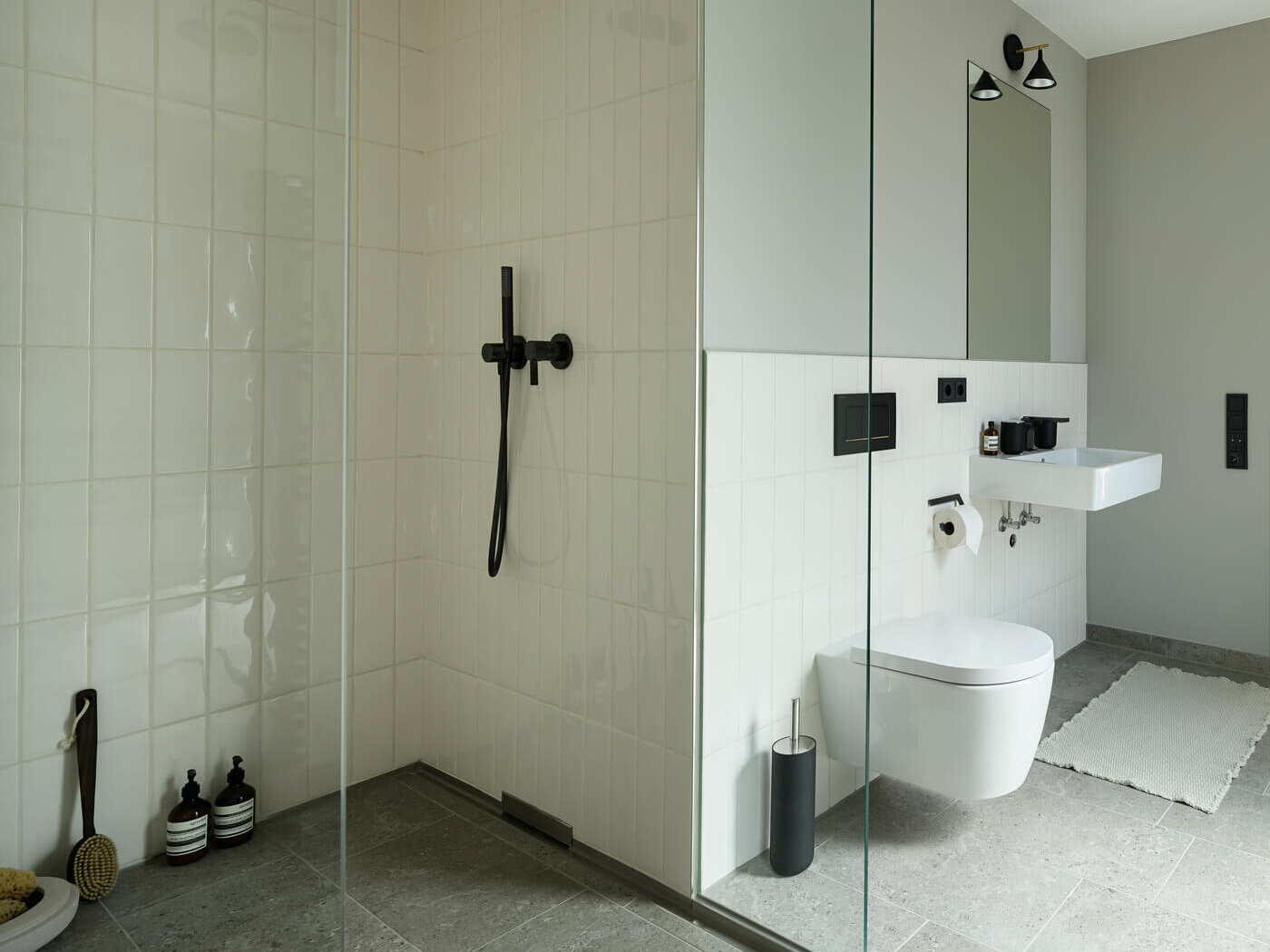 Bad mit bodengleicher Dusche in der Mietwohnung G.04 im kupa Quartier Pasing