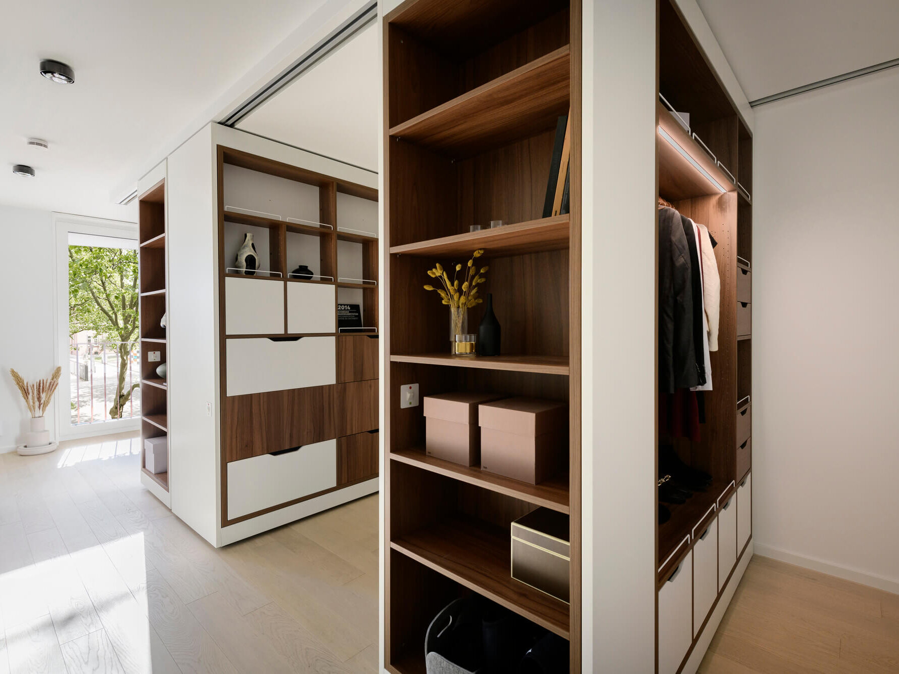 Raummodule mit Regalen und Kleiderschrank in Mietwohnung A.85 im Neubau Van B