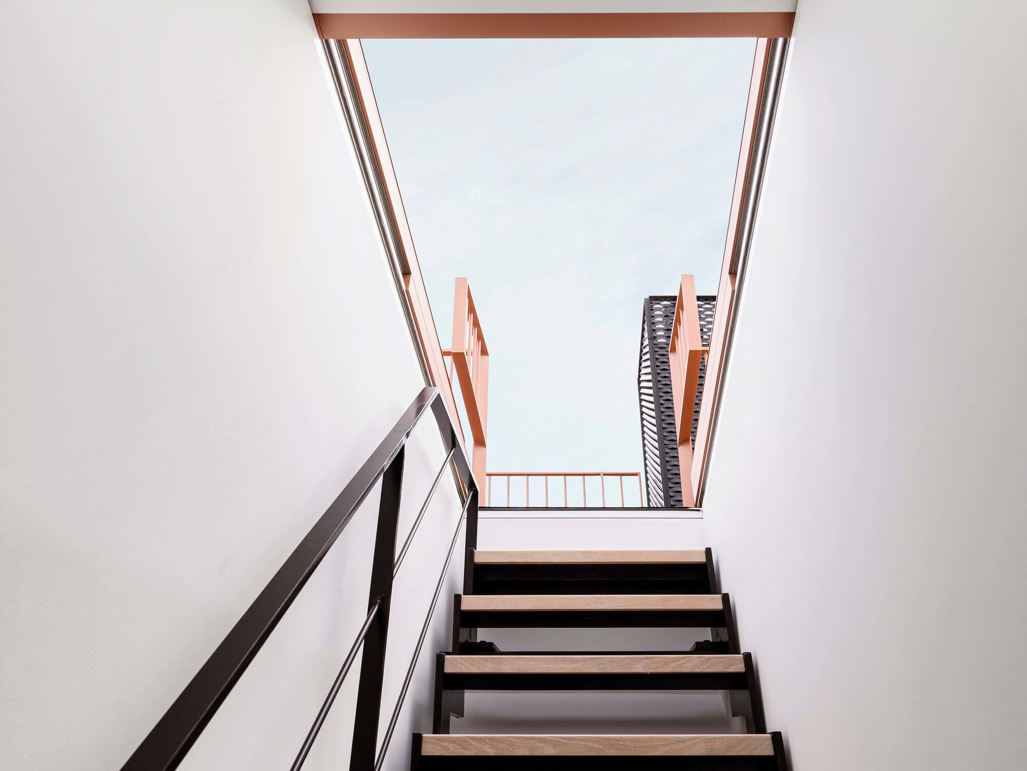 Treppe zur privaten Dachterrasse im Van B Rooftop Flat zur Miete in München