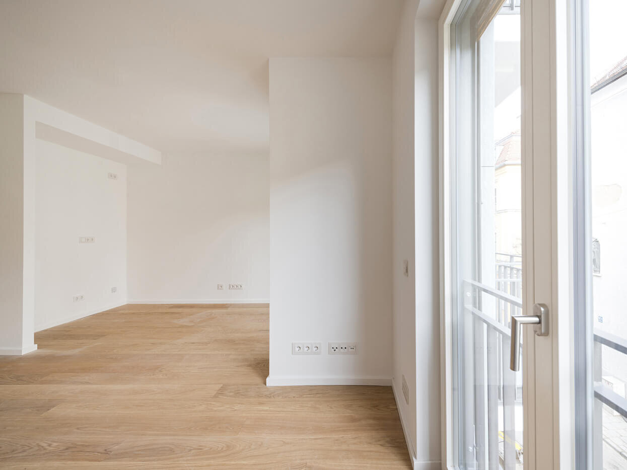 Wohnen/Kochen mit Balkontür in Wohnung W.33 im Neubau K63, München Schwabing