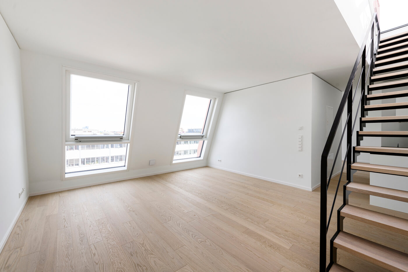 Wohnbereich mit Treppe zur Dachterrasse des Rooftop Flat zur Miete Van B München