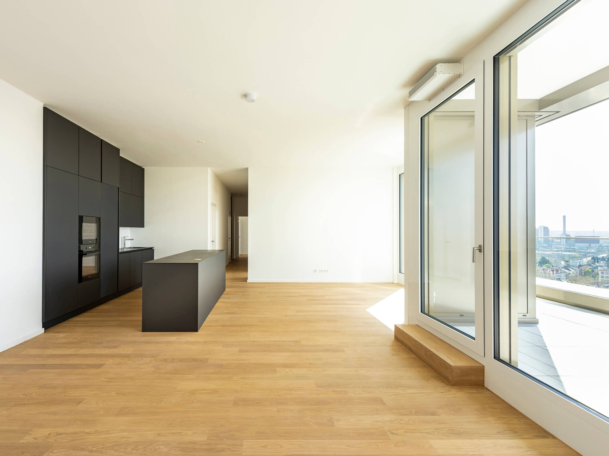 Wohnraum mit offener Küche in Wohnung A.122 im Neubau SOLID Home, Frankfurt