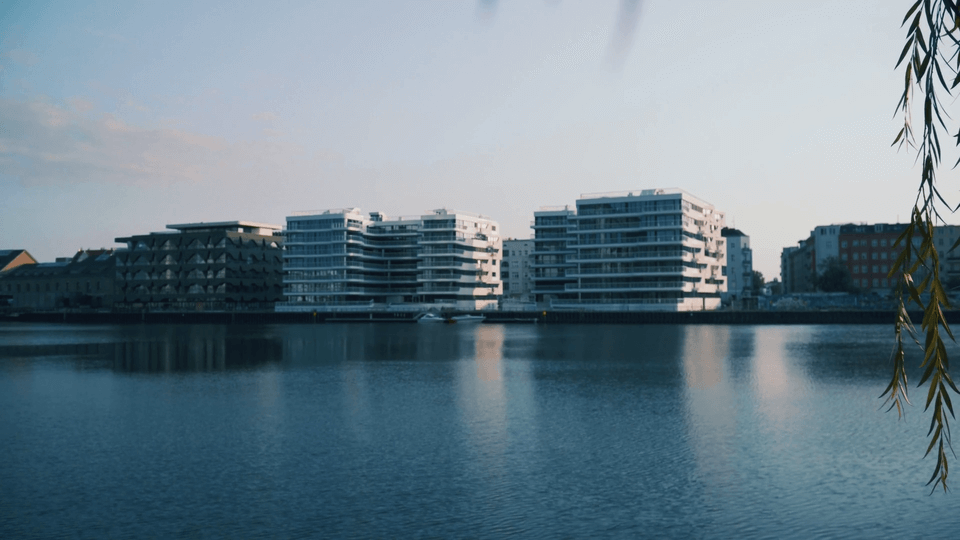 Wohnensemble WAVE an der Spree in Berlin-Friedrichshain, Blick übers Wasser.