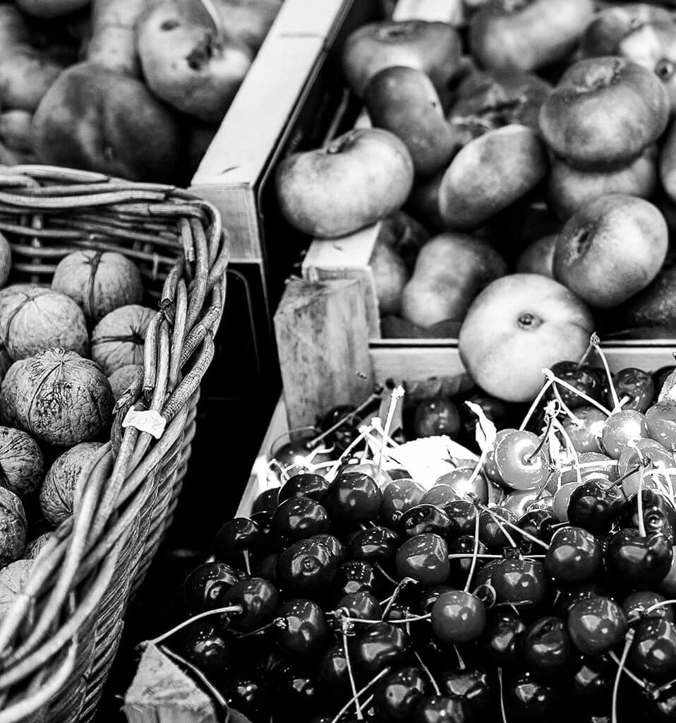 Schwarz-weiß Fotografie eines Obststandes