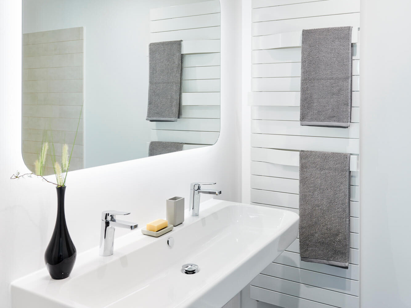 Bad Mietwohnung E.38 WAVE Berlin-Friedrichshain mit Doppelwaschtisch und Spiegel