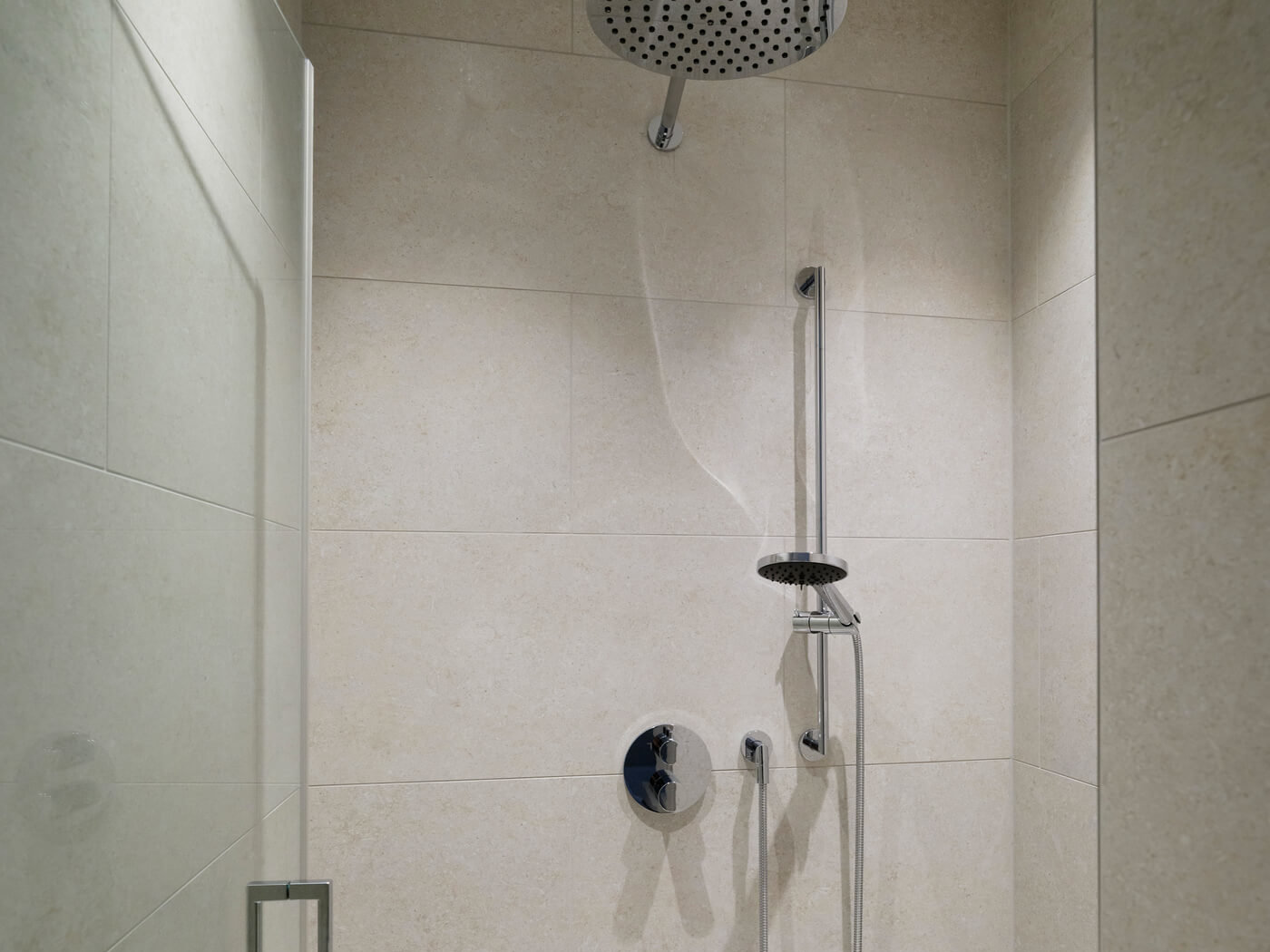 Duschbad der Mietwohnung W.1.6 in dem Neubau-Ensemble Amalie in München-Schwabing.