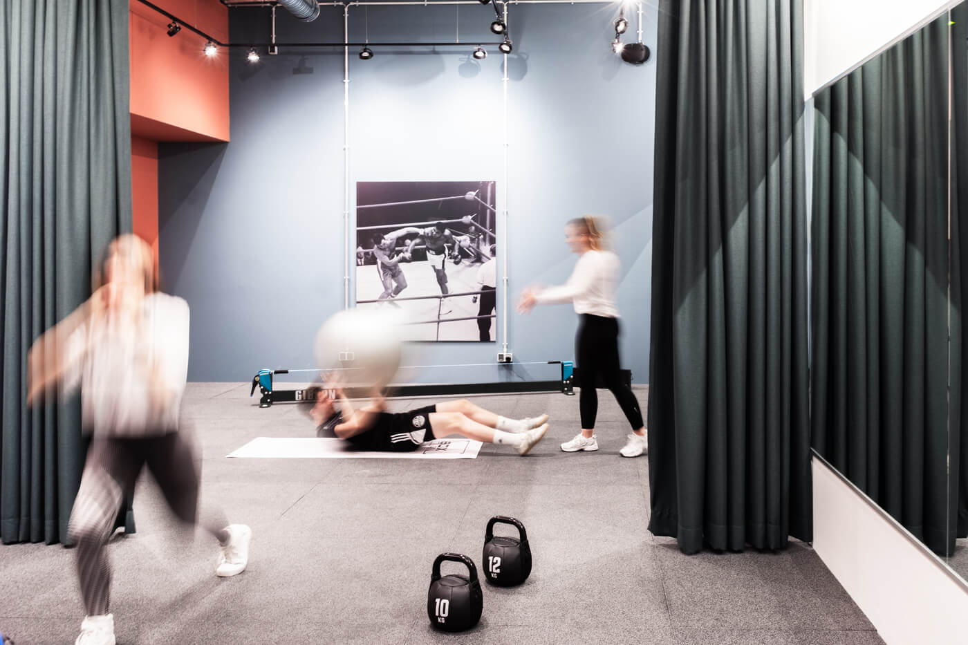 Fitnessbereich des Boxclan Studios im Neubau Van B München mit Trainingsfläche