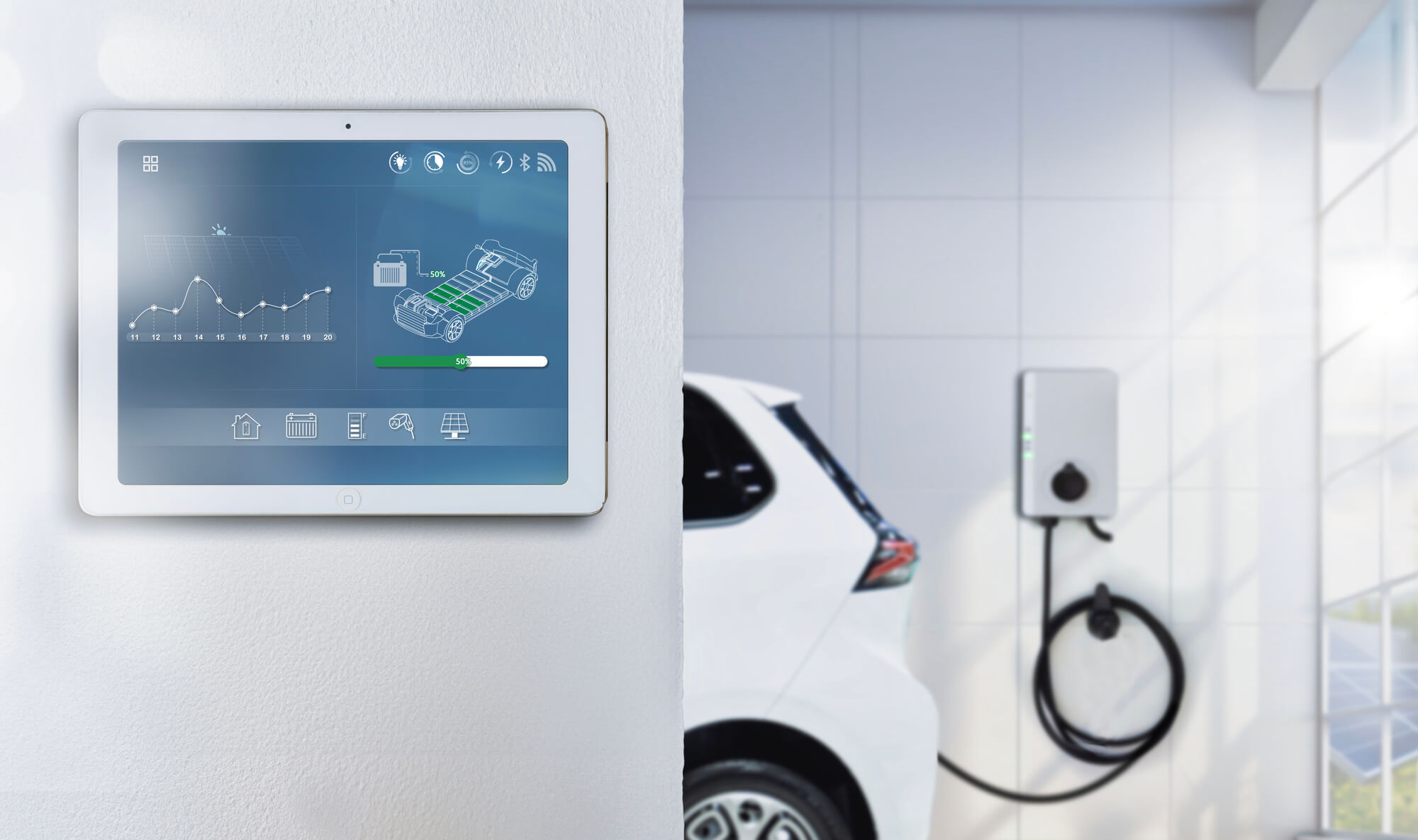 Wallpanel zur Steuerung, Elektroauto an Ladestation in Garag