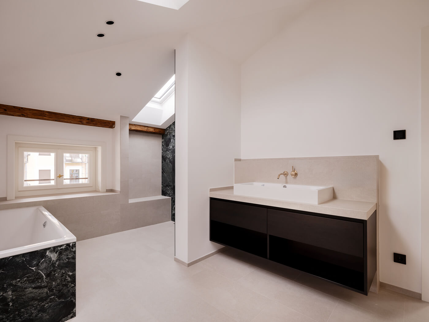 Design-Bad mit Badewanne und Waschtisch in der Büroeinheit des Ensembles Amalie