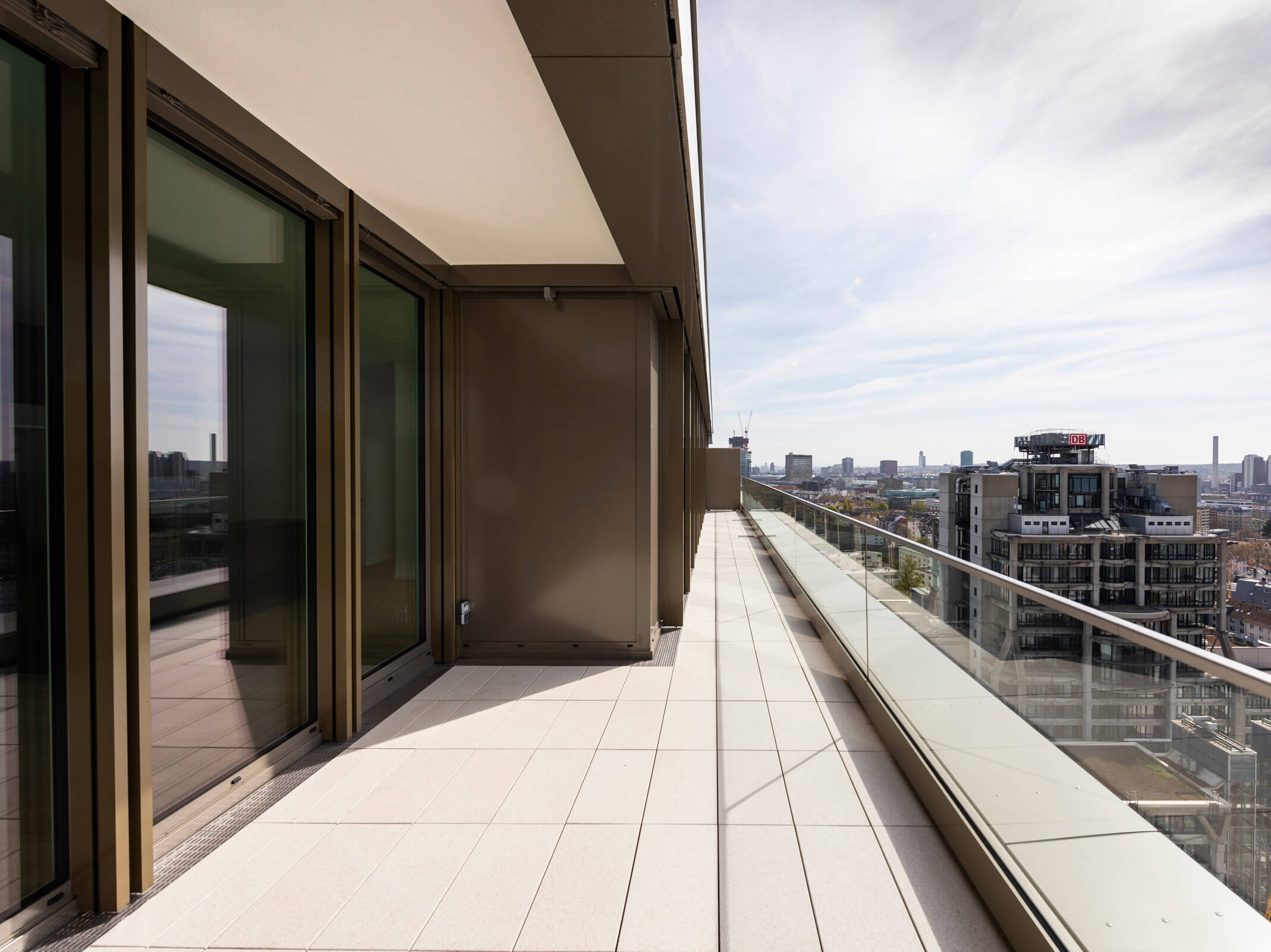 Balkon der Penthouse Wohnung A.122 im Neubau SOLID Home, Frankfurt Europaviertel