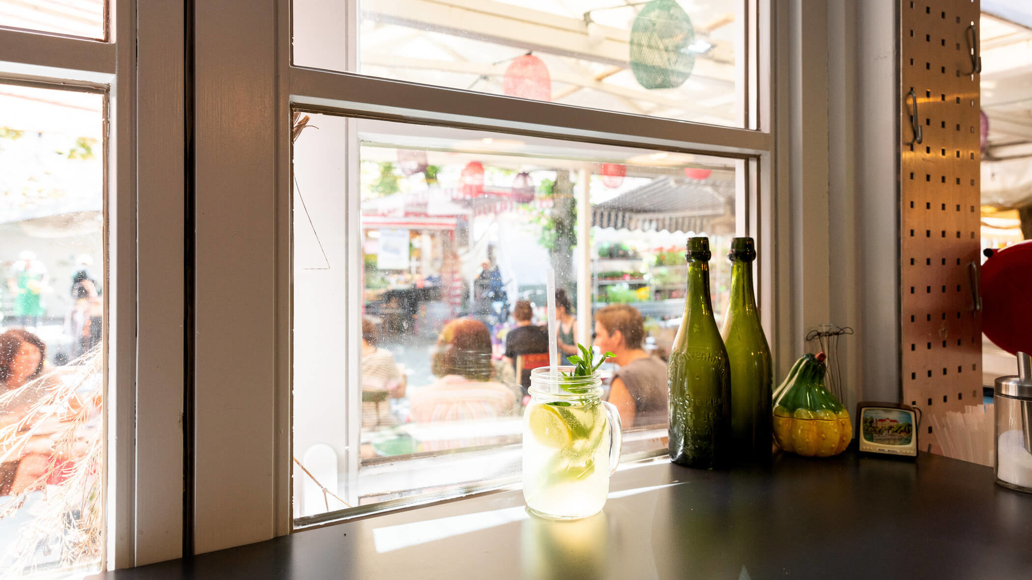 Blick aus dem Innenraumes eines Cafes in Pasing nach Außen