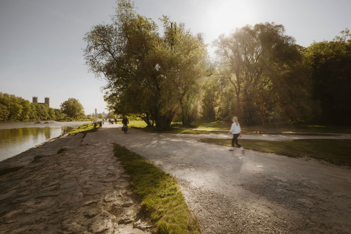 Isarufer in Untergiesing nahe dem Neubauprojekt Haus Claude im Abendlicht