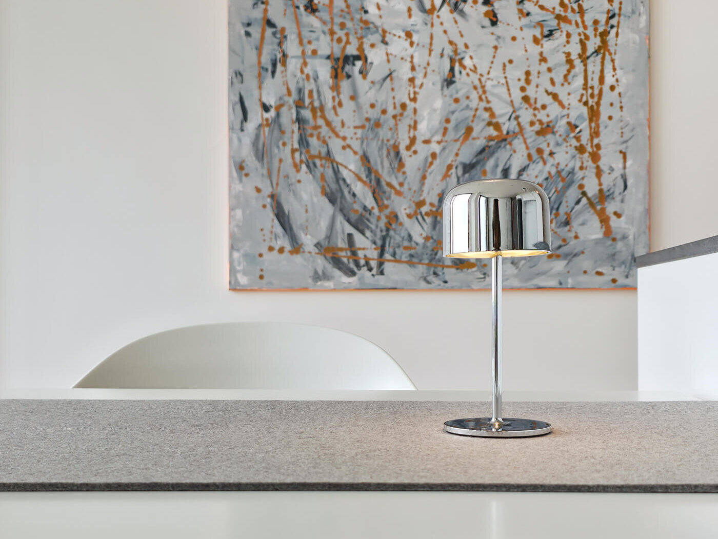 Tisch mit Lampe vor Bild in FRIENDS Wohnung L4.10 in München-Neuhausen