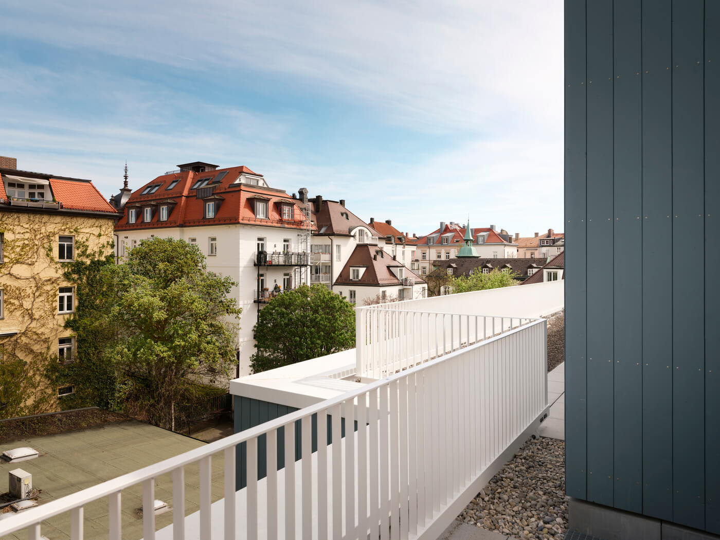 Aussicht von der Terasse im Hofhaus des Neubauprojekts VINZENT in München-Neuhausen