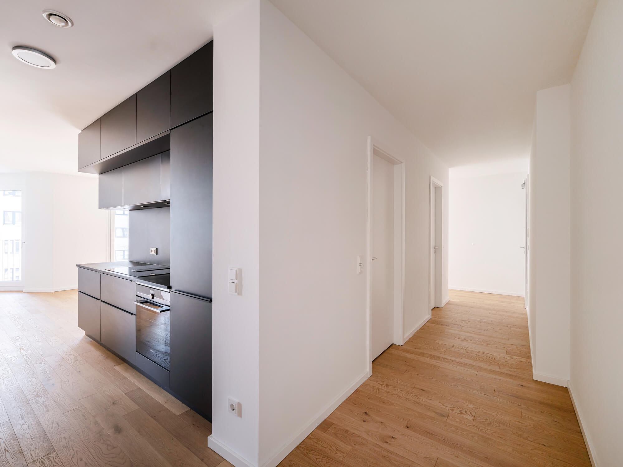 Flur und Einbauküche in Mietwohnung C.54 im kupa Wohn-Quartier Pasing